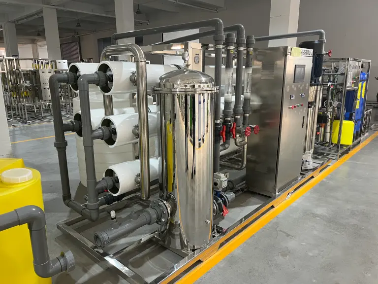 Packaged industrial reverse osmosis unit with pretreatment, membrane housings and a control panel