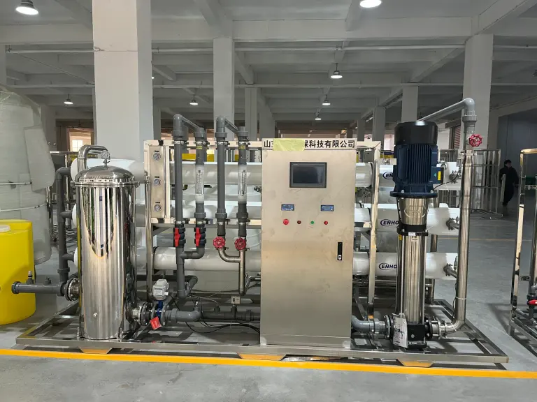 Skid-mounted reverse osmosis system with membrane housings, vertical high-pressure pump and touch-screen control cabinet